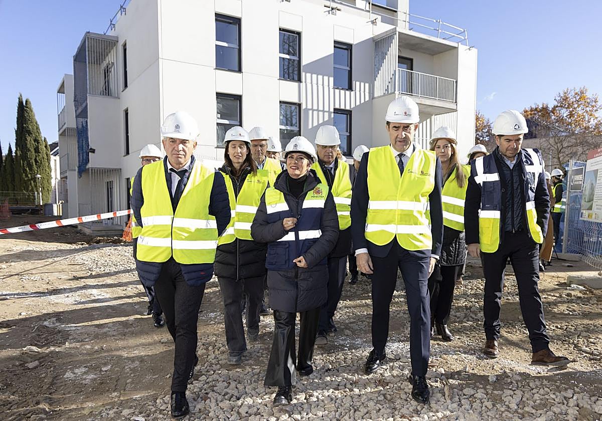 Isabel Rodríguez, junto al delegado del Gobierno, Nicanor Sen, y el consejero de Medio Ambiente, Juan Carlos Suárez-Quiñones, durante la visita a las obras de la calle Campo Charro.