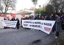 Los educadores del Zambrana, a las puertas del centro, durante la protesta de este jueves.