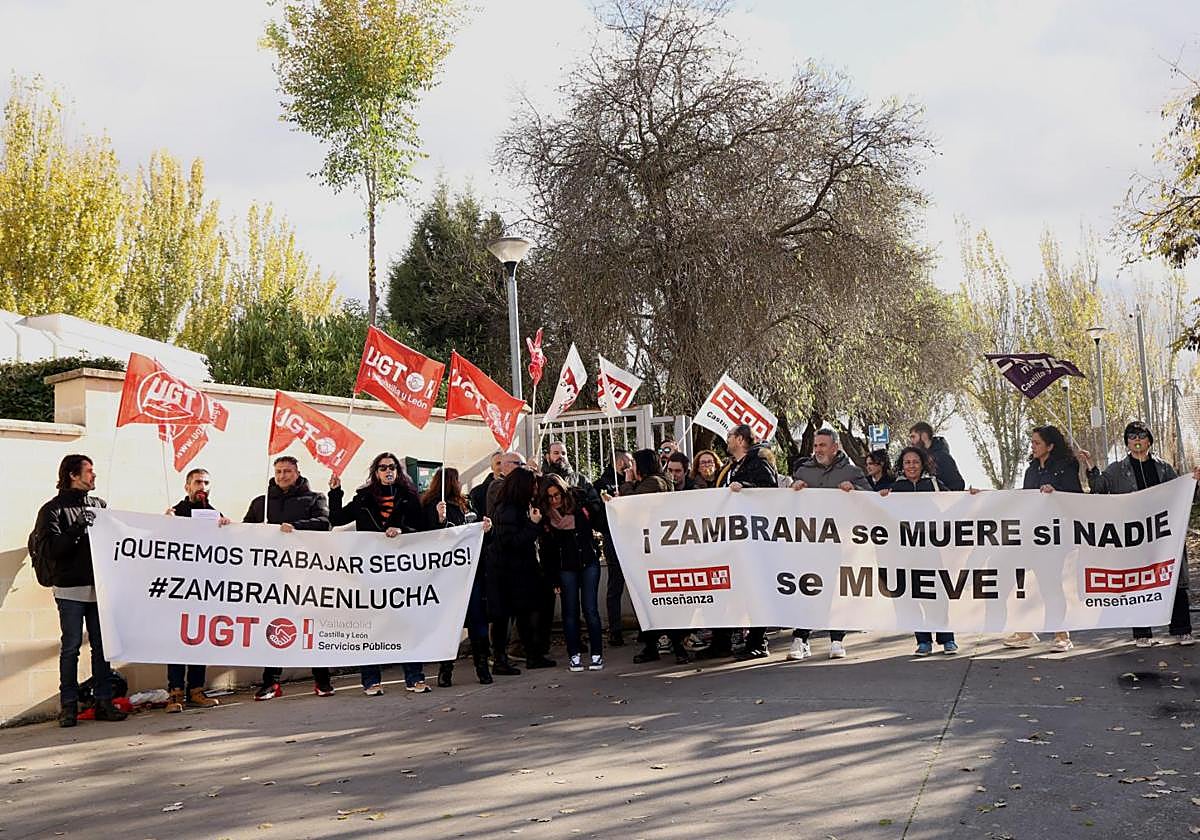 Concentración frente a las puertas del Zambrana, el pasado jueves.