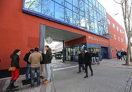Aspirantes a policía local, en un descanso de examen anterior celebrado en la comandancia de la Policia Municipal de Valladolid.