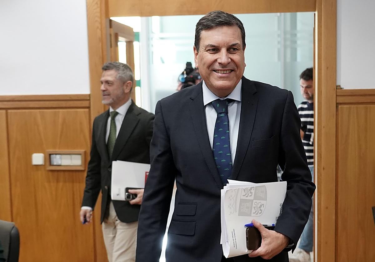 Carlos Fernández Carriedo tras el Consejo de Gobierno.