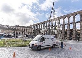 Instalación del belén en la plaza Oriental.