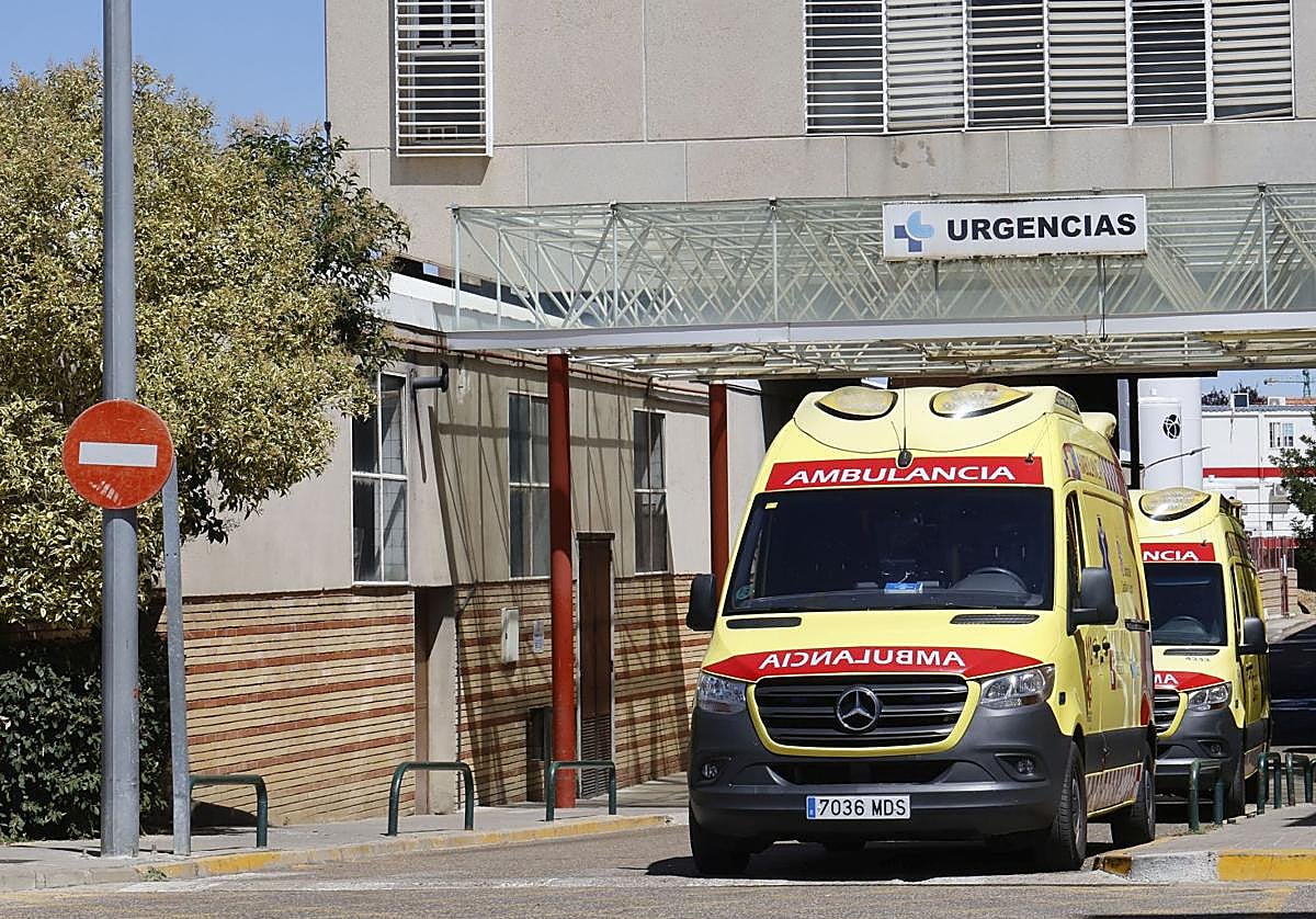 Imagen de archivo de dos ambulancias en Urgencias del Río Carrión.