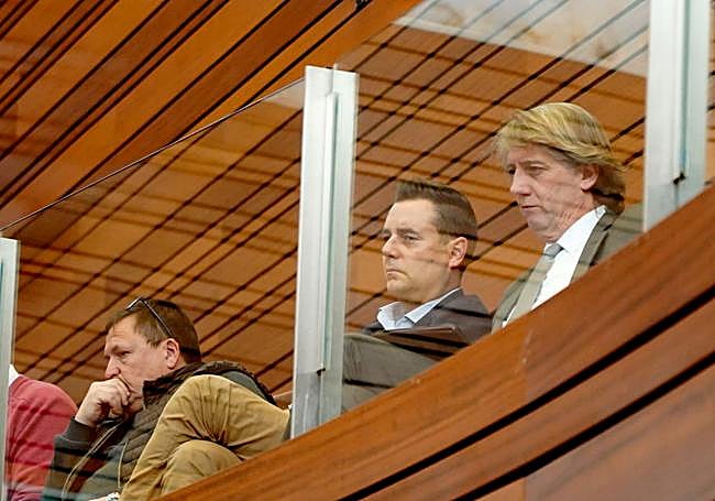 Carlos Martínez, secretario general del PSOE y su secretario de Organización, Daniel de la Rosa, en el hemiciclo.
