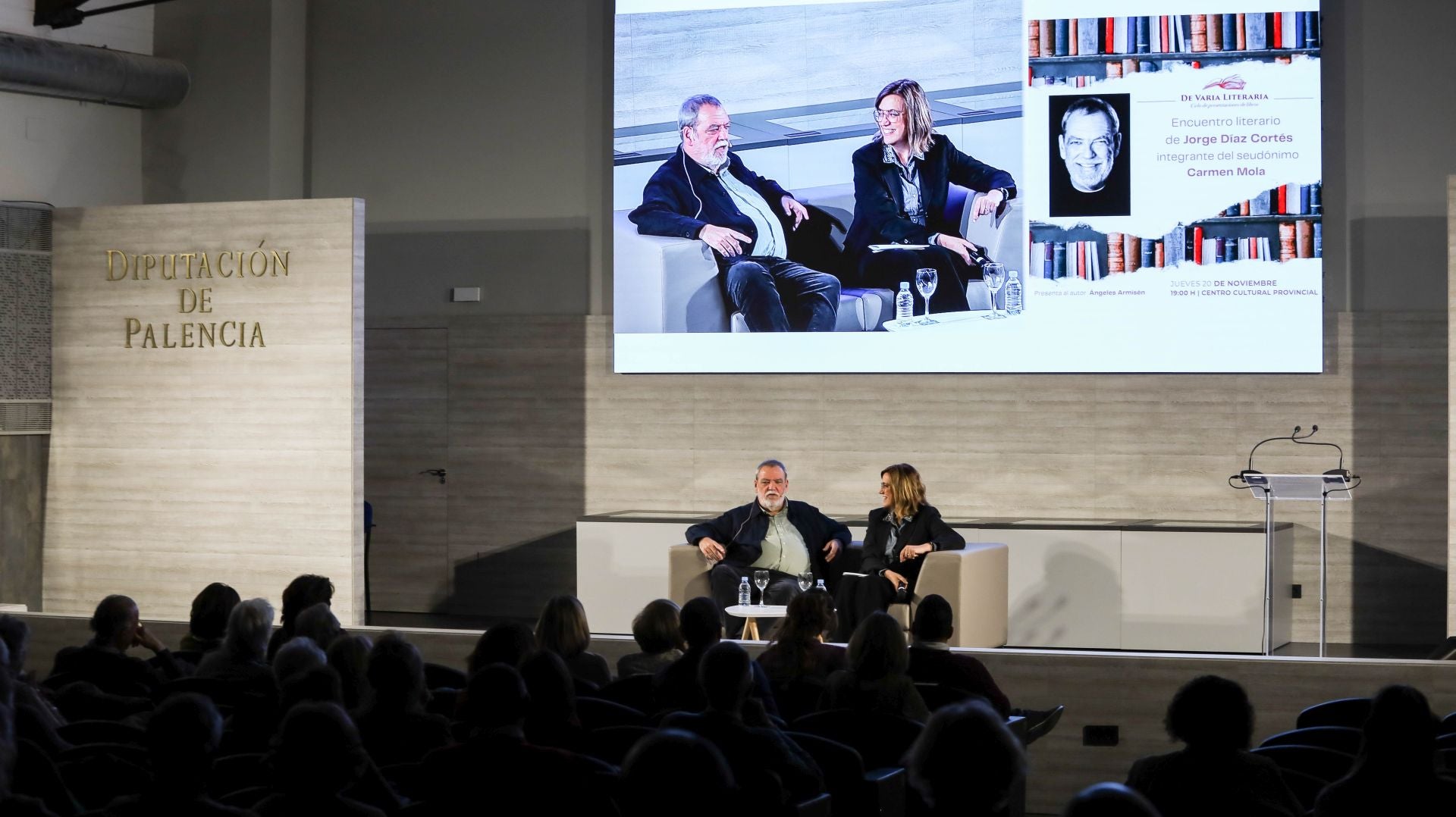 Así ha sido el encuentro literario con Jorge Díaz, de Carmen Mola, en Palencia