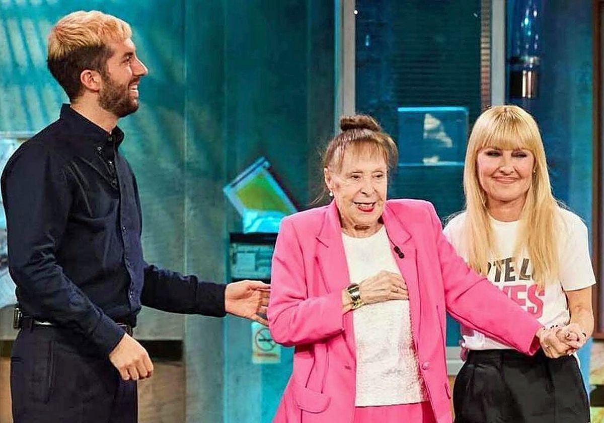 David Broncano con Cayetana Guillén-Cuervo y su madre Gemma Cuervo, en 'La Revuelta'.