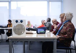 Los usuarios de este Centro Municipal calientan el aula con un calefactor traído de casa
