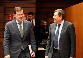 Alfonso Fernández Mañueco y su consejero de Economía y Hacienda, Carlos Fernández Carriedo, llegan al Pleno.