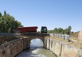 Un camión pasa por el puente de la esclusa, en una imagen de archivo.