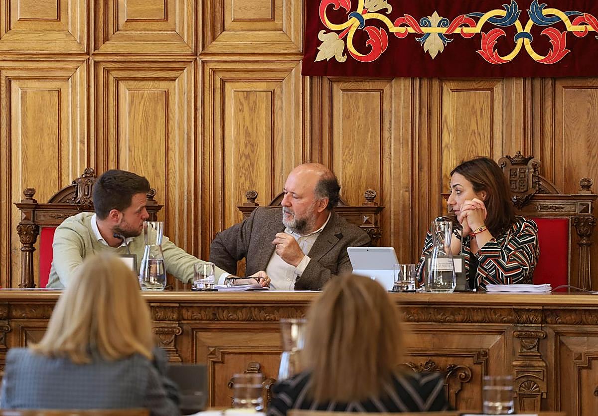 El concejal de Urbanismo conversa con el edil de Hacienda y la alcaldesa.