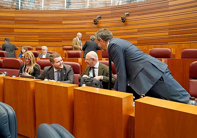 David Hierro (Vox) habla con sus compañeros de bancada.