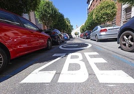 Señal horizontal de la zona de bajas emisiones en la calle Facultad de Medicina de Valladolid.