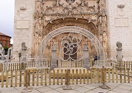 Nacimiento instalado con luces en la Plaza de San Pablo de Valladolid.