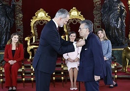 El rey Felipe, impone el Toisón de Oro al padre de la Constitución Miguel Herrero de Miñón, durante el acto de conmemoración del 50 aniversario de restauración de la monarquía.