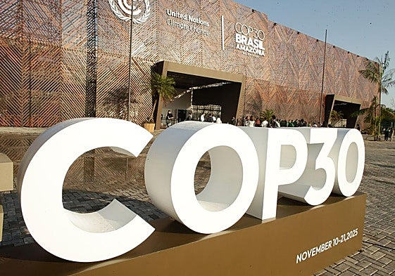 Vista del cartel de la COP 30 frente al edificio central de la Conferencia de las Naciones Unidas sobre el Cambio Climático (COP30) en Brasil.