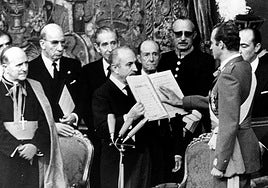 Juan Carlos de Borbón jura como Rey de España ante el presidente de las Cortes e1 22 de noviembre de 1975.