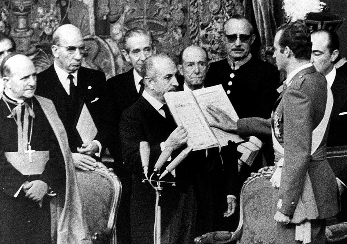 Juan Carlos de Borbón jura como Rey de España ante el presidente de las Cortes e1 22 de noviembre de 1975.