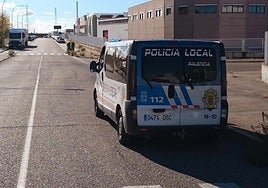 Vehículo de la Policía Local en la calle Alfareros de la capital palentina.