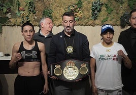 Isa Rivero y Silvia Torres, separadas por el cinturón de campeona mundial.