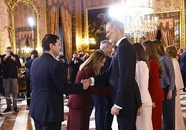 Alfonso Fernández Mañueco estrecha la mano de Felipe VI.