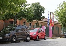 Puerta de acceso principal al colegio de Torrecaballeros, que prevé la reforma de aseos.