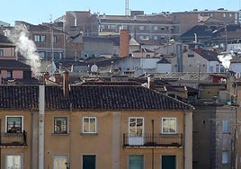 Humo saliente de las chimeneas de varios edificios de la capital segoviana.