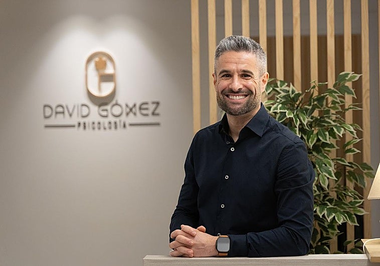 David Gómez, psicólogo sanitario, escritor y creador de contenido, en su clínica en el Paseo de Zorrilla.