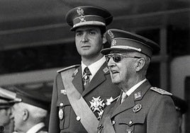 Francisco Franco, junto a un jovencísimo Juan Carlos I.