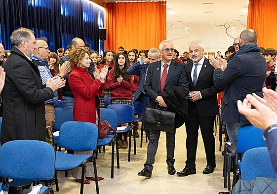 José Antonio Ortega Lara, acompañado de Sebastián Nogales, presidente de la Asociación de Víctimas de Terrorismo de Castilla y León, es recibido entre aplausos en este colegio vallisoletano