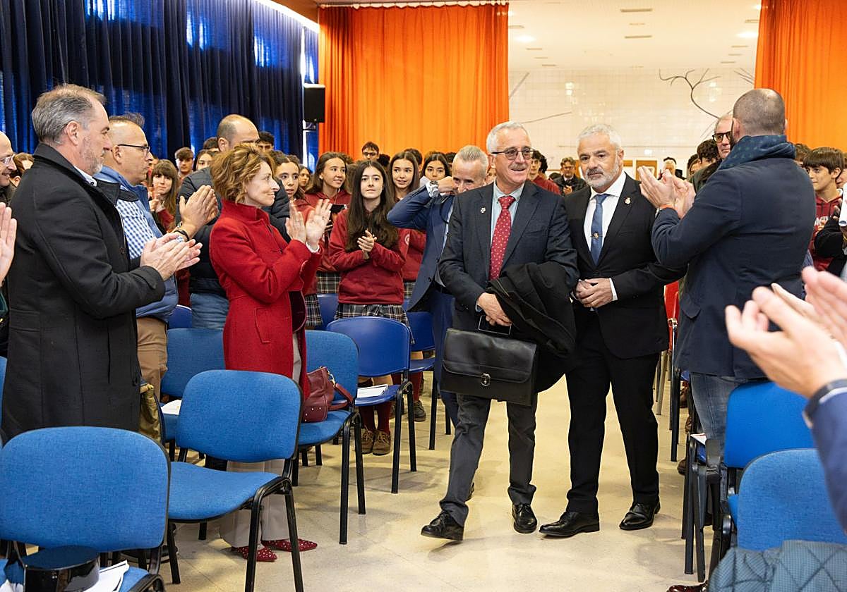 José Antonio Ortega Lara, acompañado de Sebastián Nogales, presidente de la Asociación de Víctimas de Terrorismo de Castilla y León, es recibido entre aplausos en este colegio vallisoletano
