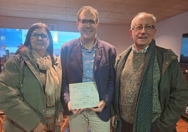 Pablo Toribio con el libro, junto a la concejala de Cultura, Montse Valdés, y el editor, Fernando Regueras