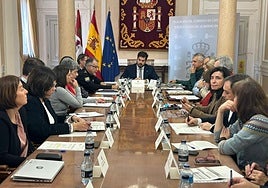 El subdelegado, Eduardo Santiago, preside la reunión.