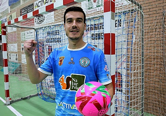 Edu posa con un balón en una de las porterías del pabellón de San Cristóbal.