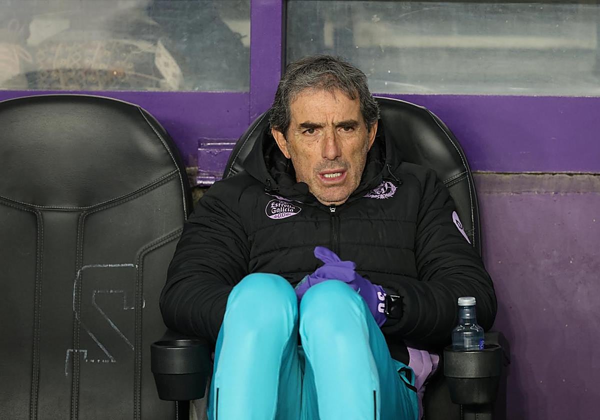 Guillermo Almada, en el banquillo del Real Valladolid durante el partido del Trofeo Ciudad de Valladolid frente al Estrela da Amadora del pasado miércoles.
