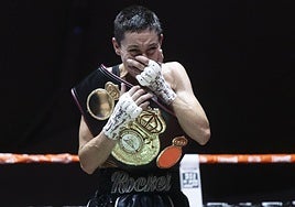 Isa Ruvero posa con el cinturón de campeona del mundo, aún sobre el ring.