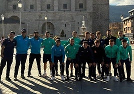 Jugadores y cuerpo técnico de la UD El Espinar San Rafael, en la plaza del pueblo.