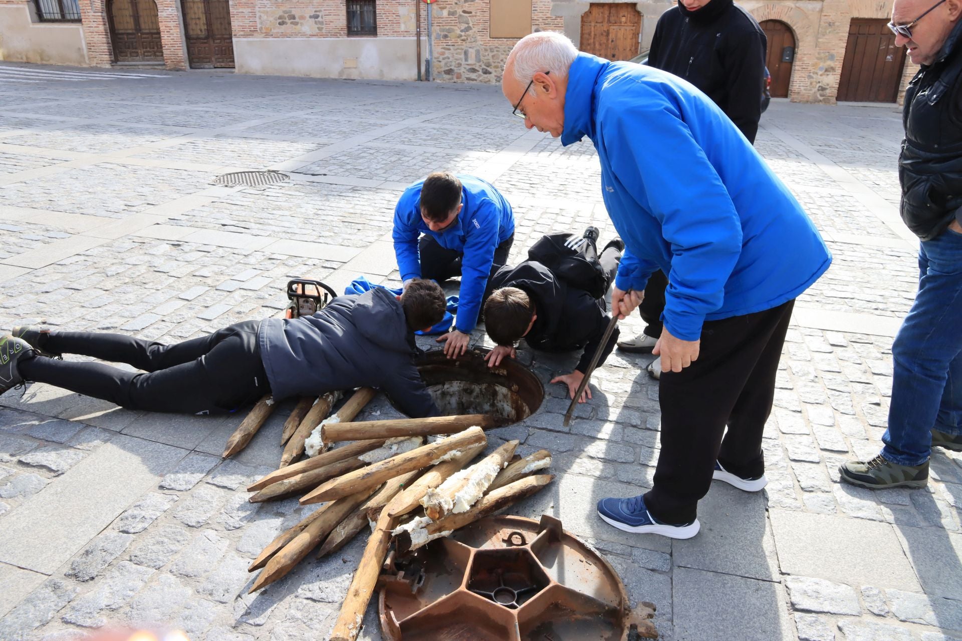 Así ha llegado el pino navideño de San Lorenzo