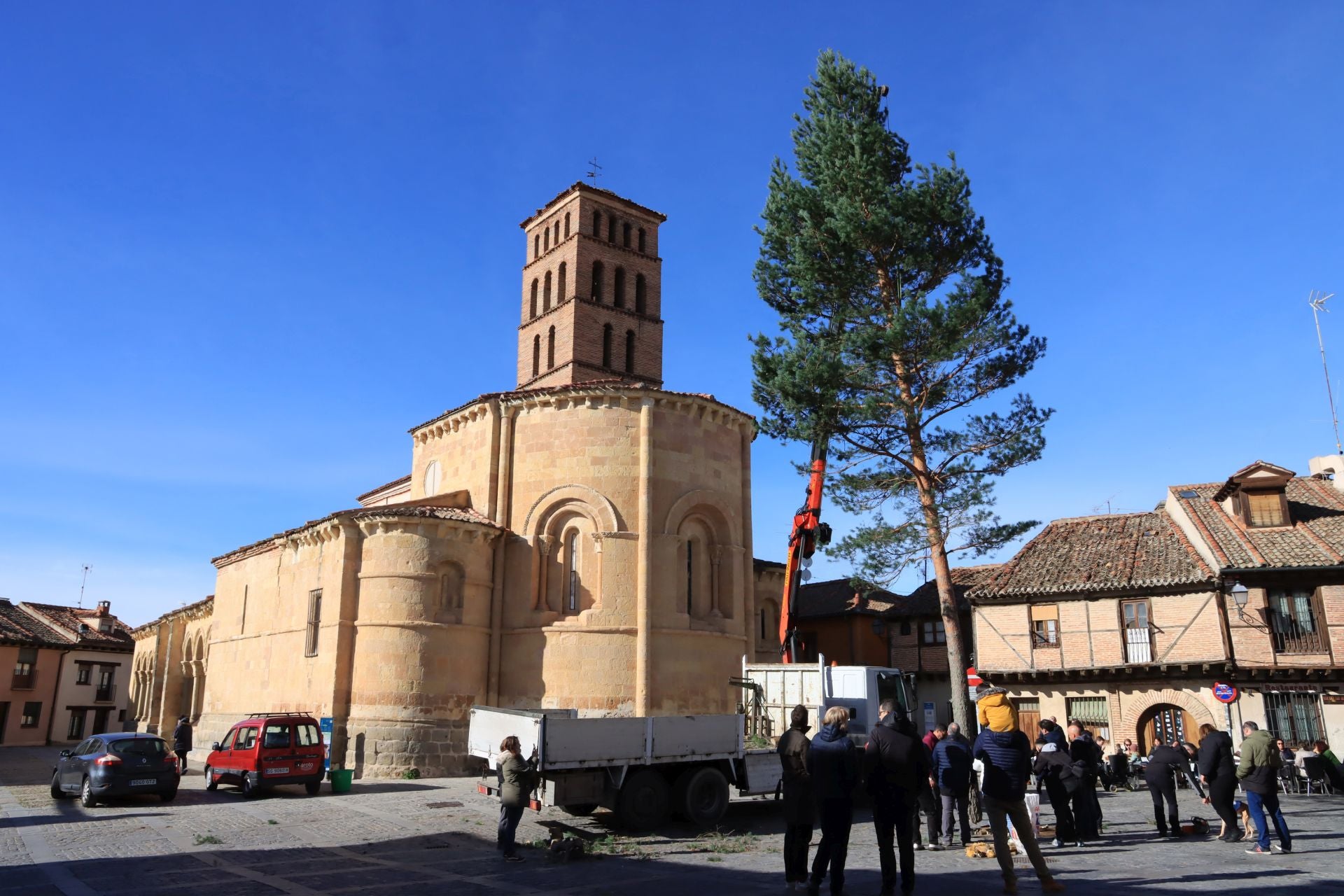 Así ha llegado el pino navideño de San Lorenzo