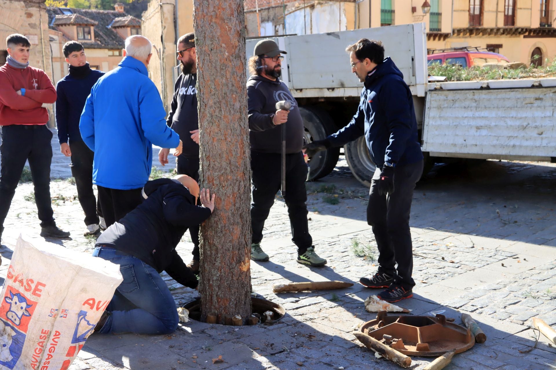 Así ha llegado el pino navideño de San Lorenzo