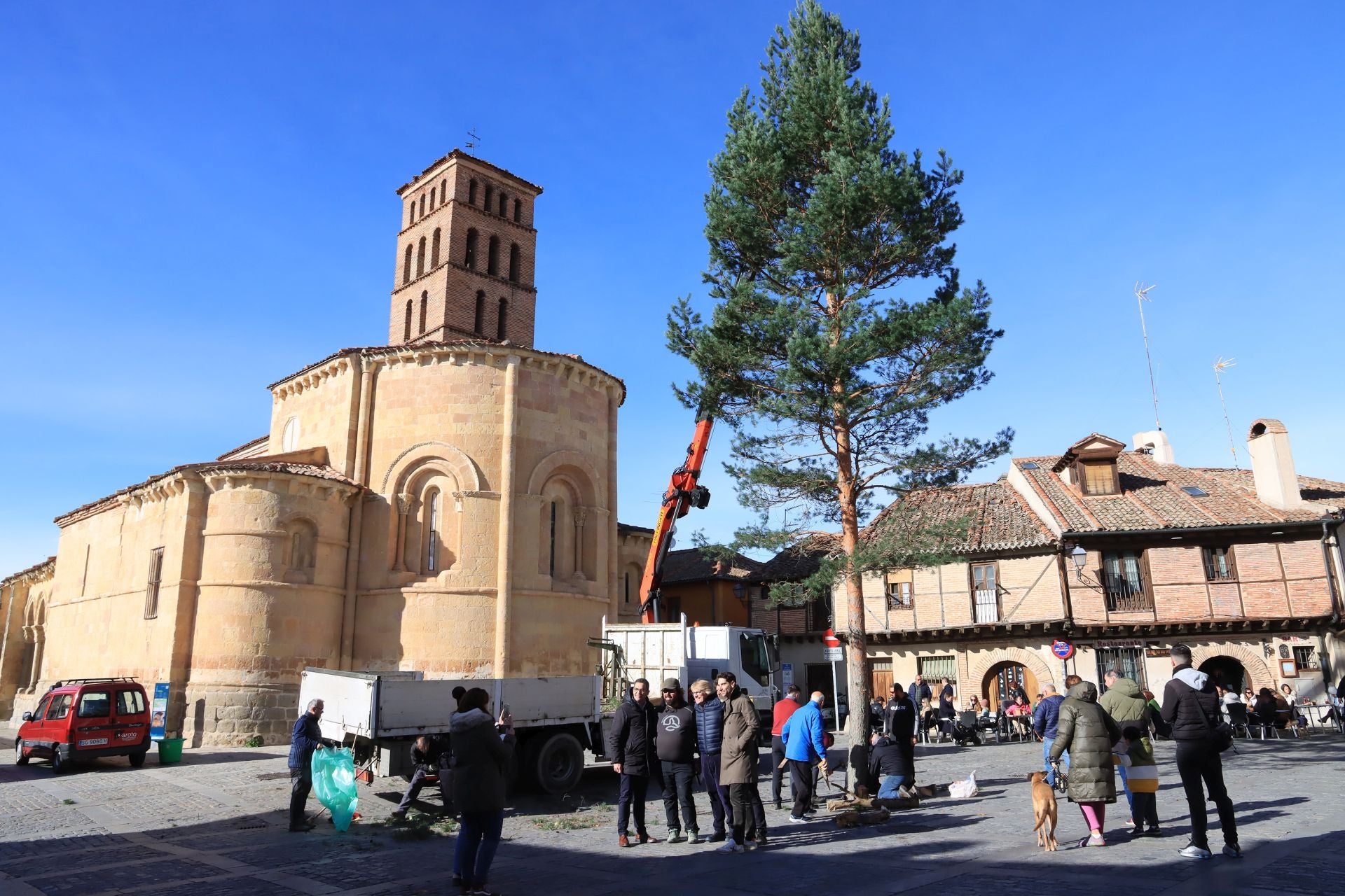Así ha llegado el pino navideño de San Lorenzo