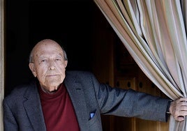 El escritor José Jiménez Lozano, posando en su casa de Alcazarén en 2017.