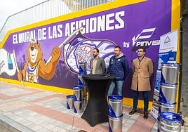 Natxo Lezkano, en el centro, en la presentación de 'El mural de las aficiones' en el Pabellón de Palencia.