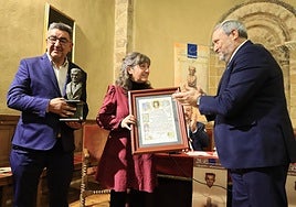Entrega al Centro de Interpretación del Folklore de San Pedro de Gaíllos del Premio Europeo Agapito Marazuela, este sábado, en San Quirce.
