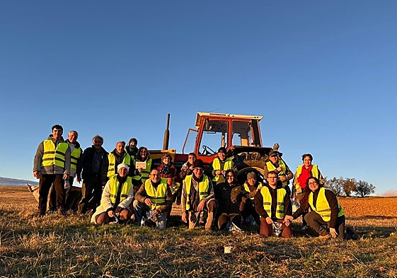 Los participantes en la plantación se hicieron una foto de recuerdo