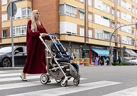 Una mujer, en Delicias, cruza por un paso de peatones con un carrito la pasada primavera.