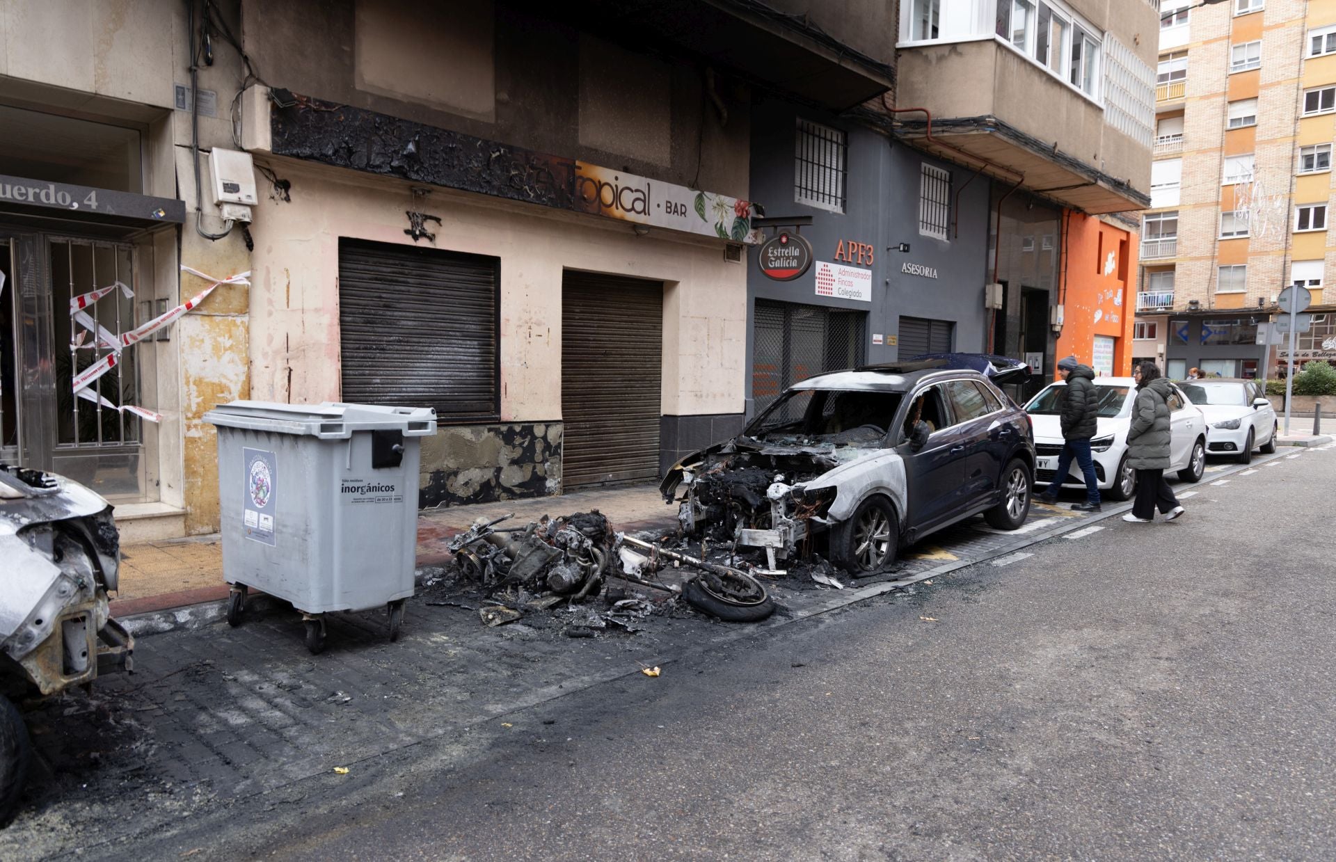 Las imágenes de una intensa noche de incendios en el barrio del Hospital