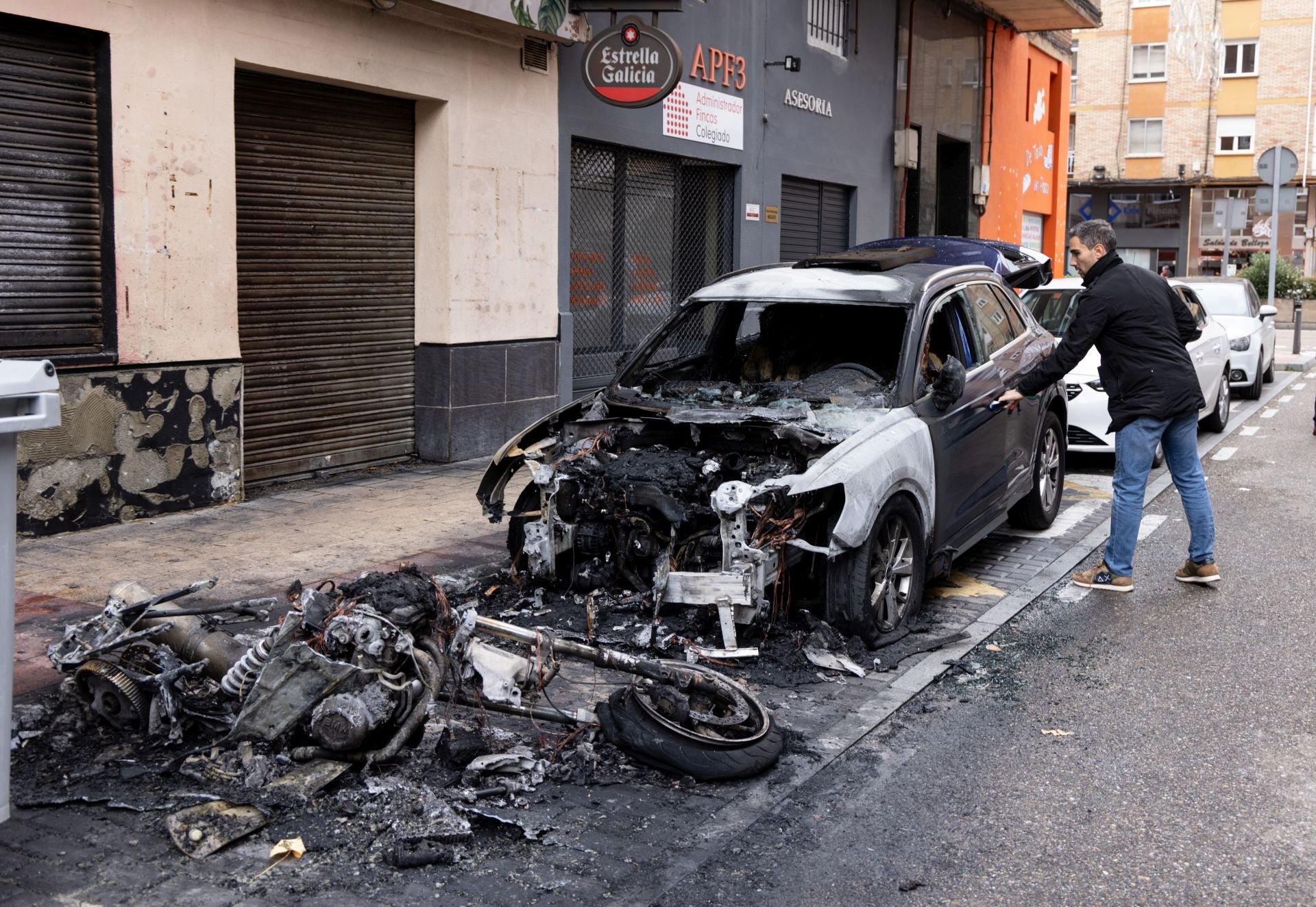 Las imágenes de una intensa noche de incendios en el barrio del Hospital