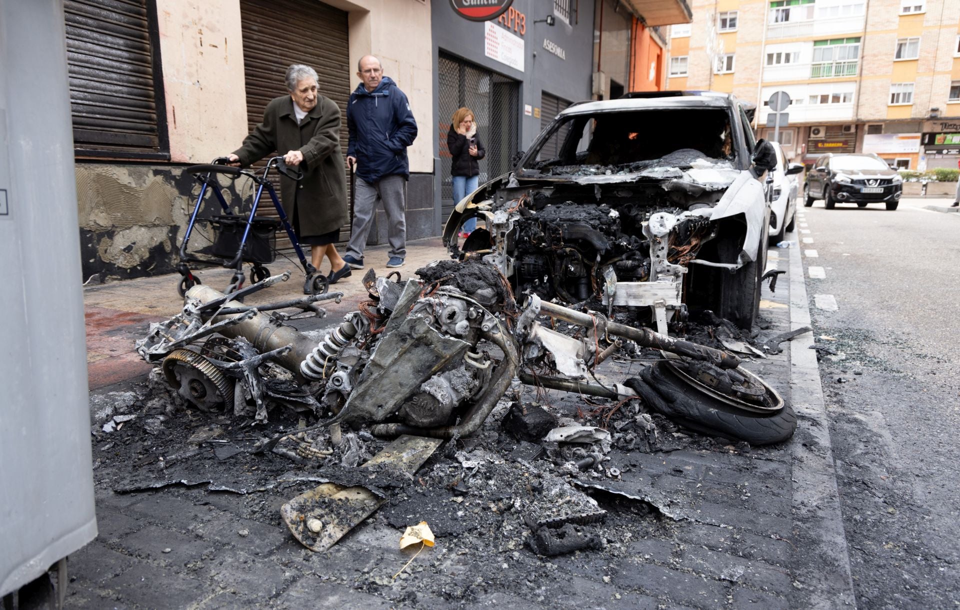 Las imágenes de una intensa noche de incendios en el barrio del Hospital