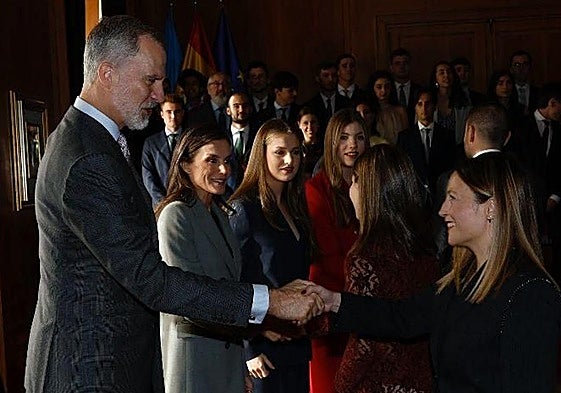 Cristina Conde saluda a la Familia Real.