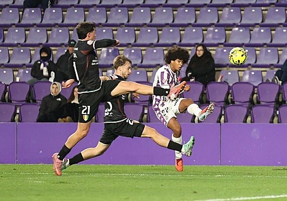 Peter Federico pone un centro desde la banda izquierda.